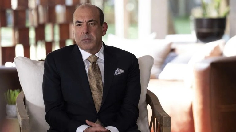 Louis Litt (Rick Hoffman) at an Anger Management retreat in Suits LA