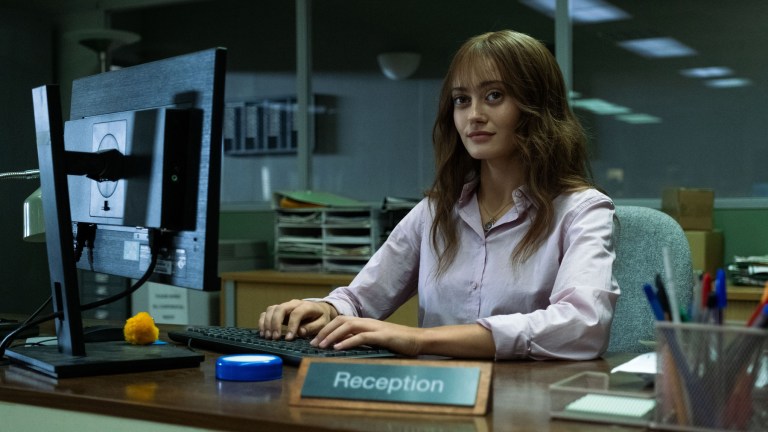 Rhiannon (Ella Purnell) at the reception desk in Sweetpea.
